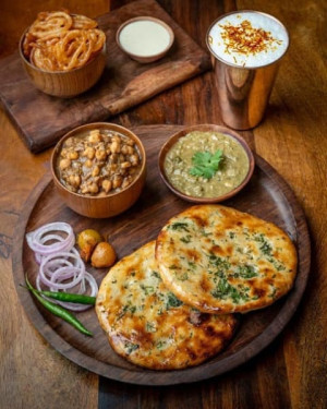 Amritsari Kulcha With Chole And Amul Butter With Cold Drink(200Ml)
