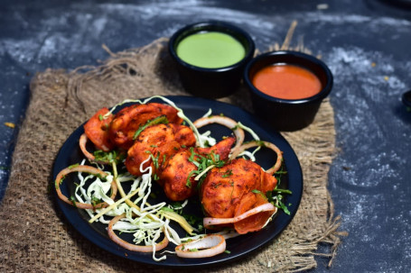 Half Veg Tandoori Momos With Coke [250Ml]