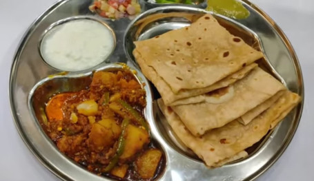 (Combo) Aalu Matar Tamatar Rayta 4Tava Roti Salad Green Chilli Pickle