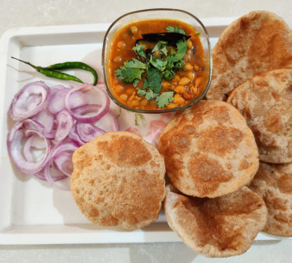 Chole Poori Combo [4 Pieces]