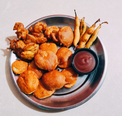 Aloo Pyaz Ke Pakora [15 Pieces] With Dhaniya Chutney