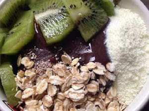 Açaí 300Ml Com Kiwi, Leite Condensado, Leite Em Pó E Granola .