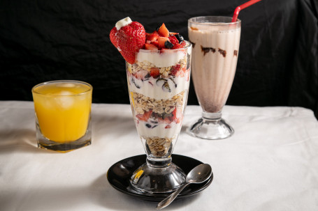 Yoghurt And Muesli Parfait (V)