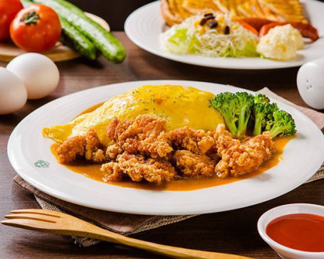 Kā Lī Táng Yáng Jī Dàn Bāo Fàn Omelete De Arroz Com Karaage De Frango E Curry