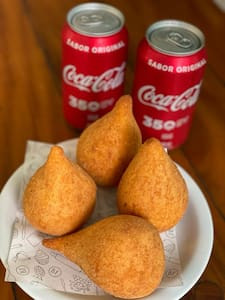 4 Coxinhas Frango Com Catupiry+ 2 Cocas 350Ml