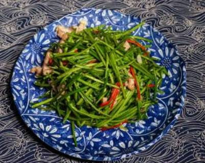 Ròu Sī Chǎo Shuǐ Lián Stir-Fried Lotus Ferns With Shredded Pork