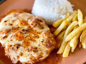 Parmegiana De Contra Filé Com Arroz Branco E Fritas