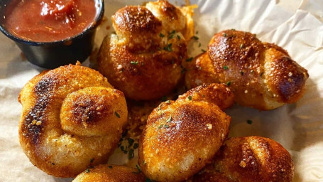 12 Garlic Knots With Sauce