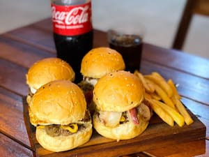 Combo: 04 Mini Burguer Batata Coca-Cola 600Ml