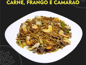 Yakisoba Média de Carne, Frango e Camarão