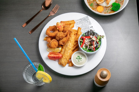 Seafood Basket With Salad