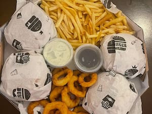 Combo Família 4 Burgers, 400G Fritas, 15 Onions E Molhos)