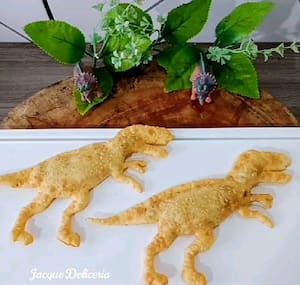 Pastel em formato de dinossauro Recheio de carne.