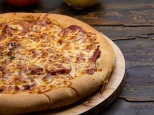 Pizza grande de calabresa com borda broto mármore Coca 2lt