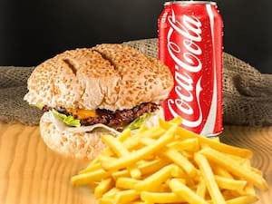 Combo 1 Burguer Da Casa Fritas Coca Lata