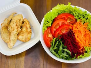 Proteína De Frango E Salada