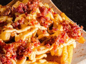 Sinner American Fries Com Cheddar E Bacon