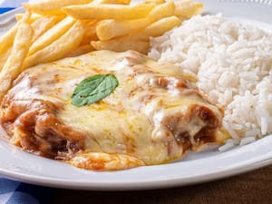 Parmegiana de carne com fritas