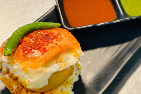 Vada Pav (Butter Masala)