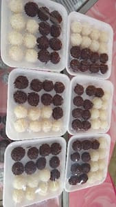 Bandeja De Doces, Brigadeiro E Beijinho-Contém 16 Unidades