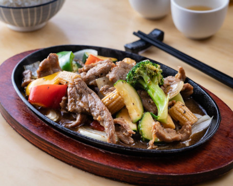 Sliced Beef With Black Pepper On Sizzling Plate