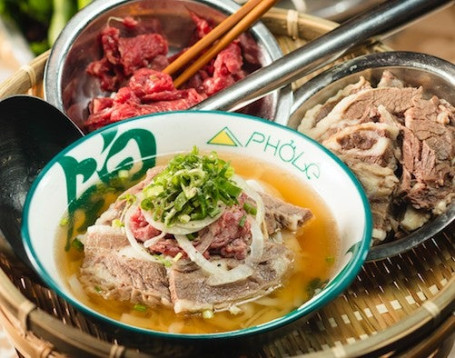 Shēng Shú Niú Ròu Jīn Biān Fěn Pho With Medium Rare Beef In Soup