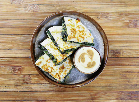 Spicy Spinach Quesadilla With Garlic Cream Xiāng Là Bō Cài Yù Mǐ Xiàn Bǐng Pèi Dà Suàn Jì Lián Jiàng