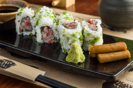 Spicy Hamachi Roll Xiāng Là Yóu Gān Yú Juǎn