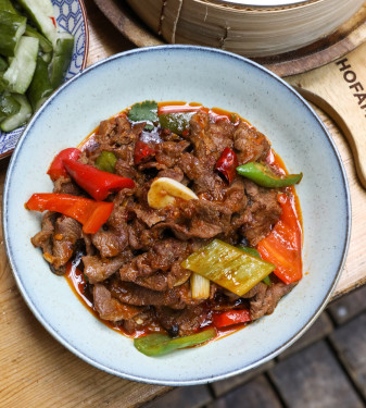 Tǔ Fěi Cǎo Niú Stir Fried Australian Grass Fed Beef With Leeks And Chilies