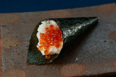 Sān Wén Yú Zǐ Shǒu Juǎn Salmon Roe Hand Roll