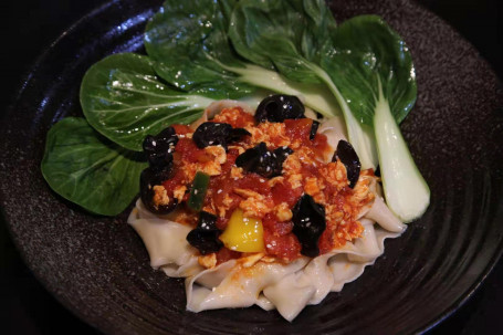 Noodles With Black Fungus And Tomato