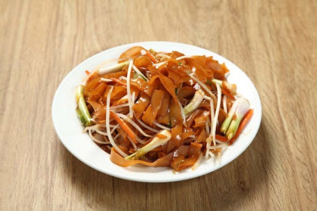 Yá Cài Chǎo Hé Fried Flat Rice Noodles With Bean Sprout