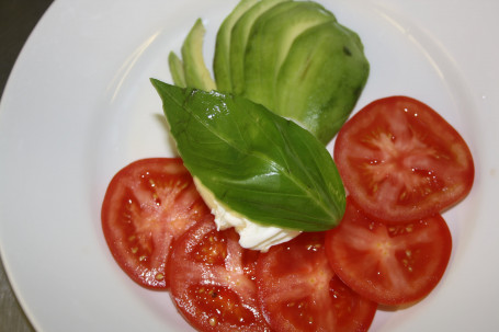 Bufala Con Avocado, Pomodori E Basilico