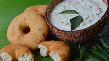 Medhu Vada (2) (Vegetarian)