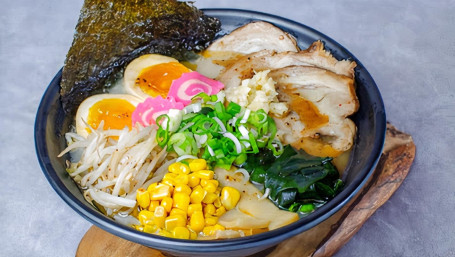 R7. Tonkotsu Rich Garlic Ramen Nóng Xiāng Dà Suàn Tún Gǔ Lā Miàn