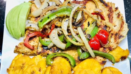 Pechuga Encebollada Con Tostones