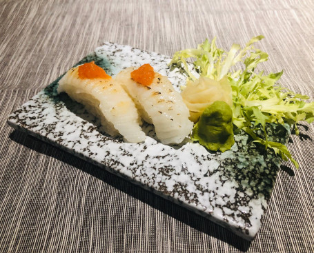 huǒ zhì zuǒ kǒu yú qún biān shòu sī yī jiàn Seared Olive Flounder Muscle Sushi (1pc)