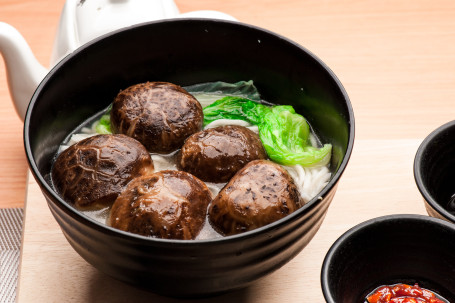 Sù Zhī Mèn Dōng Gū Miàn Sauced Mushroom Noodles