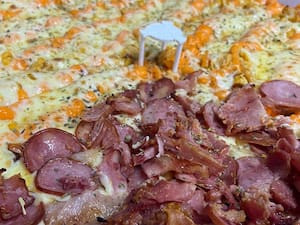 Pizza Grande 1/2 Calabresa Com Bacon 1/2 Frango Cheddar
