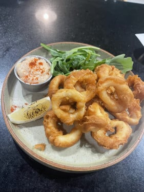 Cuì Jiāng Zhà Suàn Róng Yóu Yú Quān Craft Beer-Battered Calamari