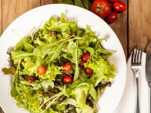 Salada De Folhas Verdes E Tomate