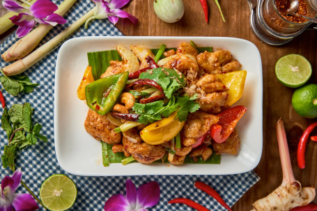 Set Chicken Cashew Nuts W/ Jasmine Rice Tài Shì Chǎo Yāo Guǒ Jī Ròu Pèi Bái Fàn Tào Cān