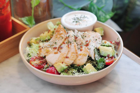 Kǎo Màn Zhǔ Jī Xiōng Niú Yóu Guǒ Nǎi Kè Zhī Shì Shā Lǜ Grilled Slow Cooked Chicken Breast Avocado Kefir Cheese Salad