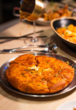 Pào Cài Jiān Bǐng Pèi Zhī Má Tián Suān Jiàng Kimchi Jeon Pancake With Sesame Sweet And Sour Sauce