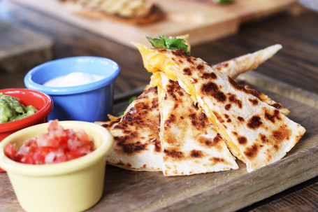 Cheese Spring Onions Quesadilla With Hand Shredded Chicken Jī Ròu Mò Xī Gē Báo Bǐng