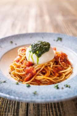 Mushroom Tomato Spaghetti With Burrata Bù Lā Tǎ Zhī Shì Pèi Mó Gū Fān Jiā Jiàng Yì Fěn