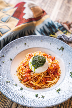 Mushroom Tomato Basil Spaghetti With Burrata Bù Lā Tǎ Zhī Shì Pèi Mó Gū Fān Jiā Jiàng Yì Fěn