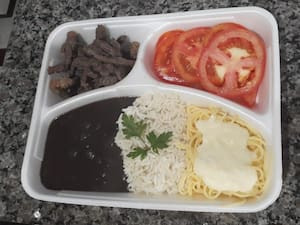 Combo Feijão E Arroz, Iscas De Carne, Massa Ao 4 Queijos E Salada De Tomate