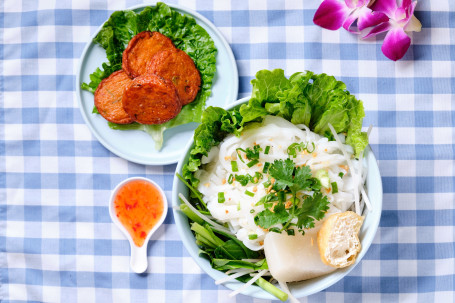 Tài Shì Zhà Yú Bǐng Tāng Fěn Thai Deep Fried Tom Yum Fish Cake With Rice Noodle Soup