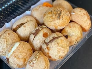 Combo Caixinha De Pão De Queijo Salgado 12 Unidades+ Coca Cola 2Lt